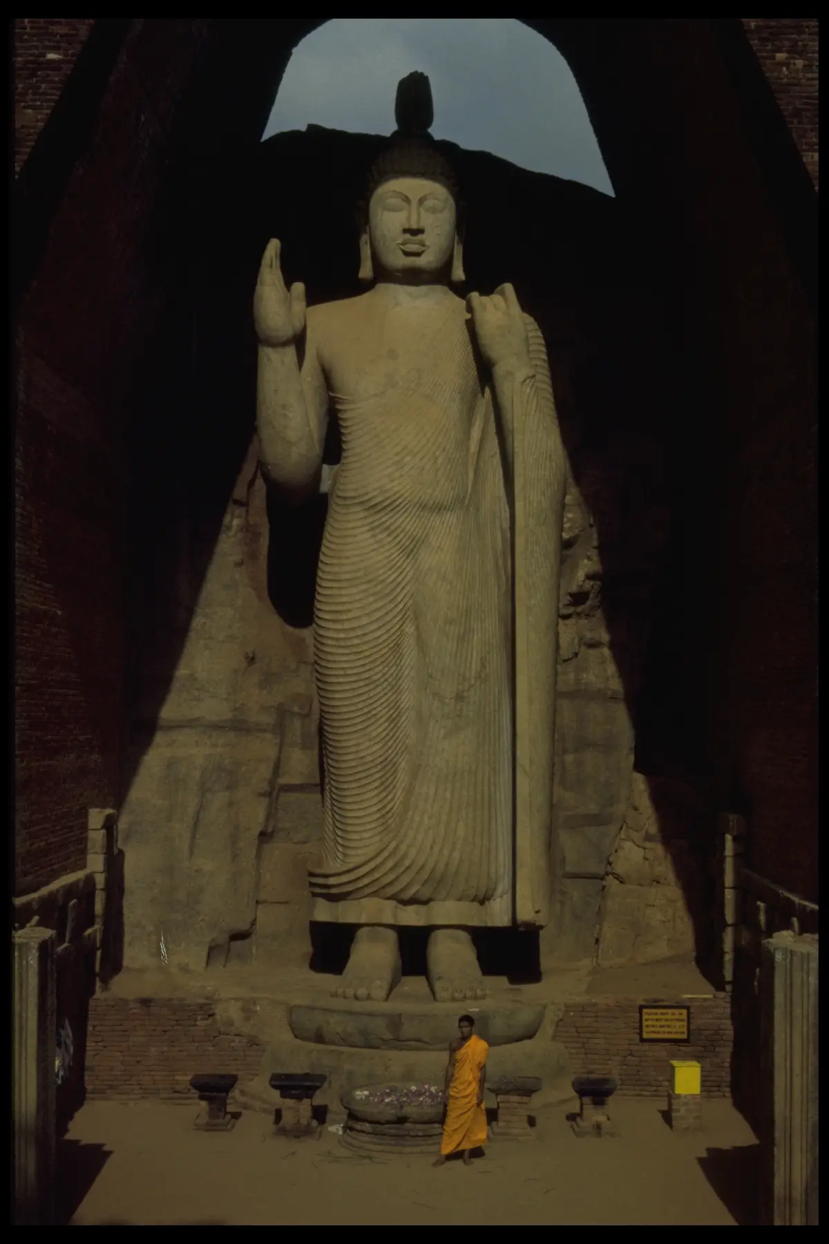 Aukana buddha standing