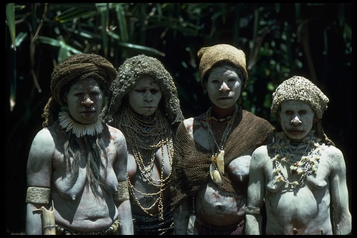 Png widows mourning clay group