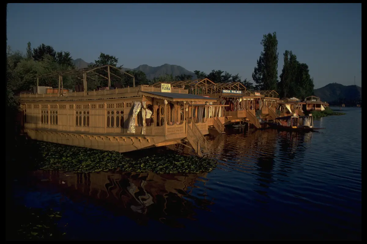 Kashmir dal lake houseboats