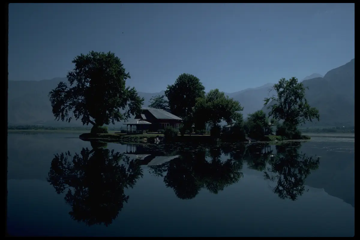 Kashmir dal lake island